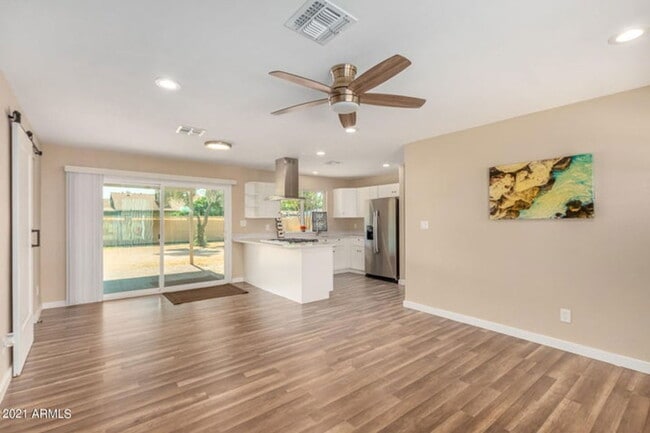 Building Photo - 7361 W Shangri La Rd