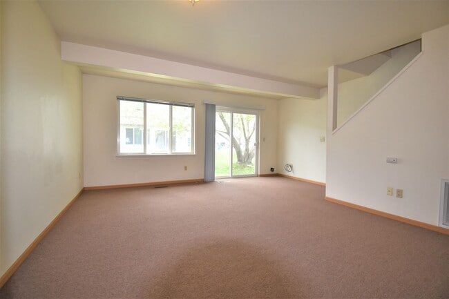 Building Photo - Centrally Located 3b 1.5ba Townhouse with attached Garage and Patio!