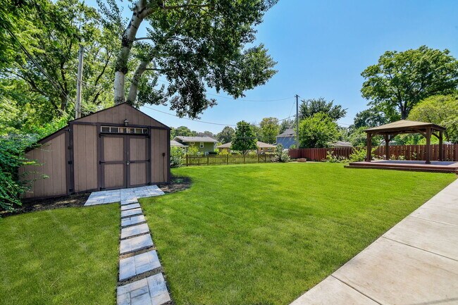 Building Photo - 36 Robin Hill Dr