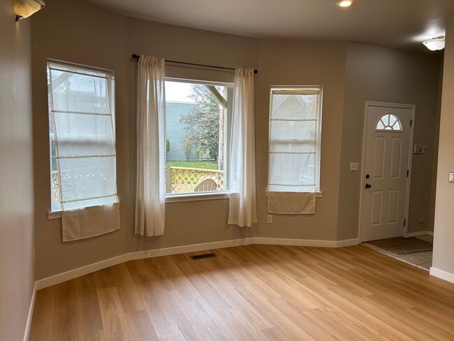 Building Photo - 627 N Prospect St