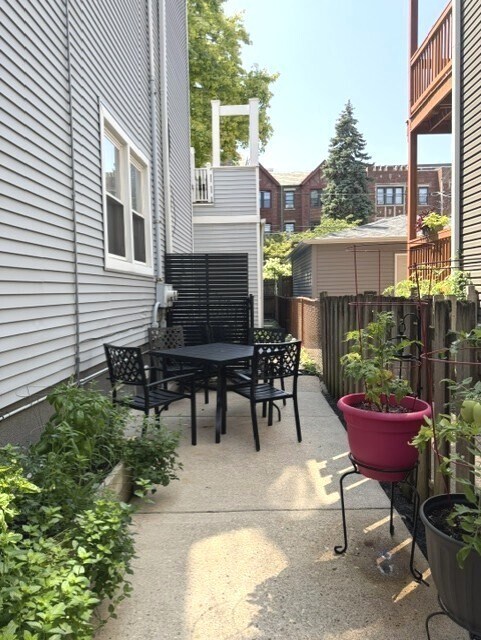 Building Photo - 3846 N Janssen Ave
