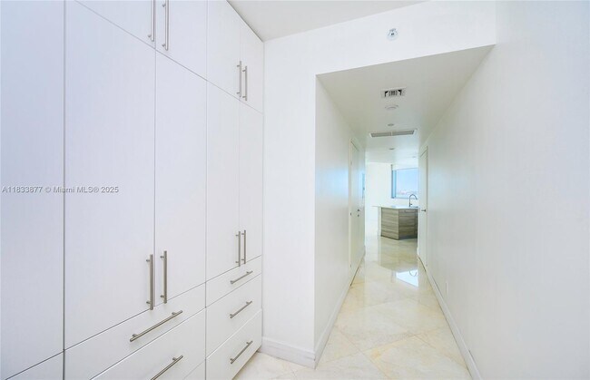 Building Photo - 1300 Brickell Bay Dr