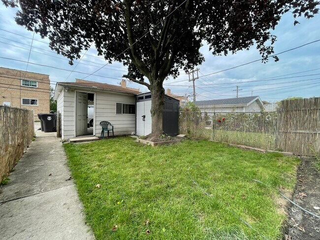 Building Photo - 8332 Bennett Ave