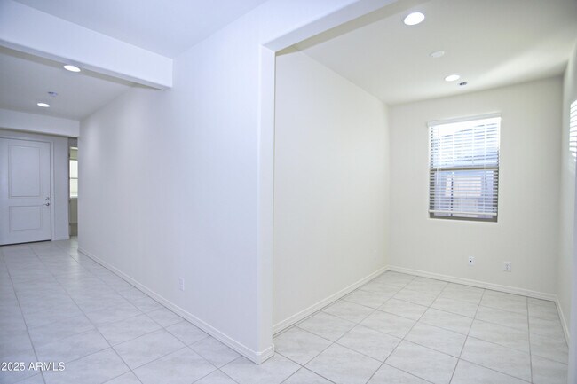 Building Photo - 976 W Finch Dr