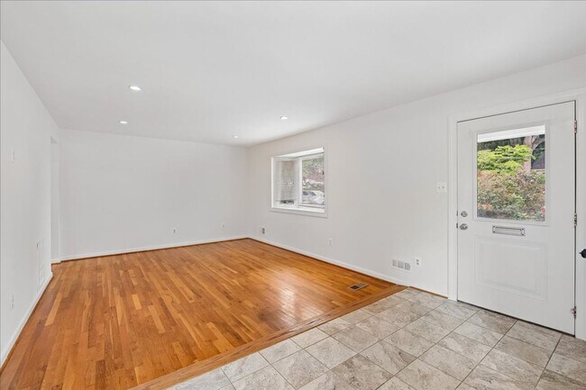Building Photo - Remodeled in great location! 4 bedrooms 2 FB Walk to Metro