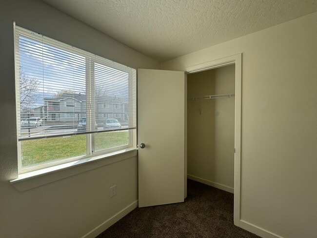 Building Photo - 3125 S Apple St