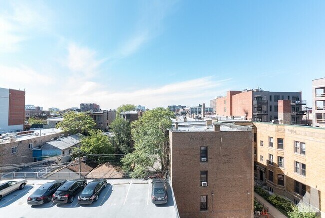 Building Photo - 1540 N LaSalle Dr