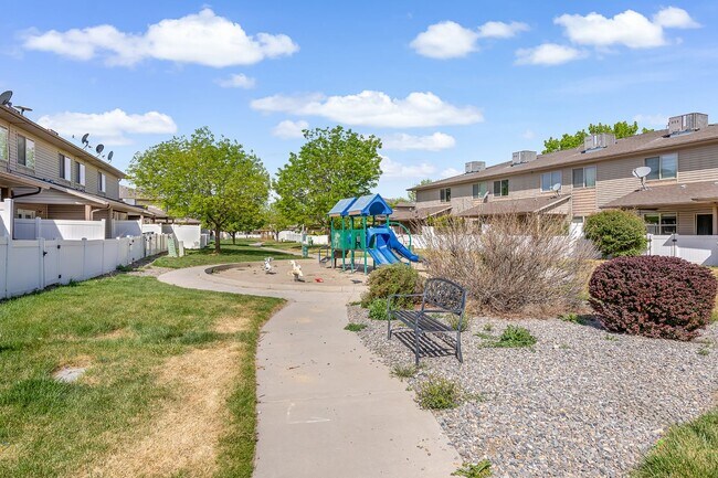 Building Photo - Spacious Multi-Level Townhome in Brookwillow