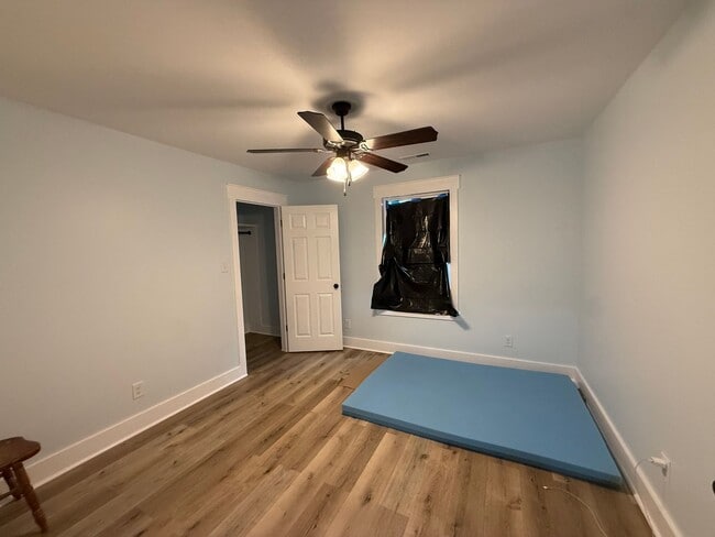 Building Photo - 4 Bedroom 2.5 Bathroom Home Available