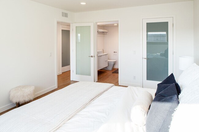 Building Photo - Off Melrose WEHO