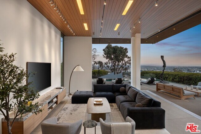 Building Photo - 1430 Sunset Plaza Dr