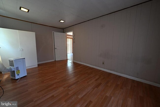 Building Photo - 1 Pinetree Ln