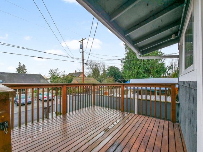 Building Photo - 3 Bed and 1 Bath Beautiful Duplex is Available for Rent!