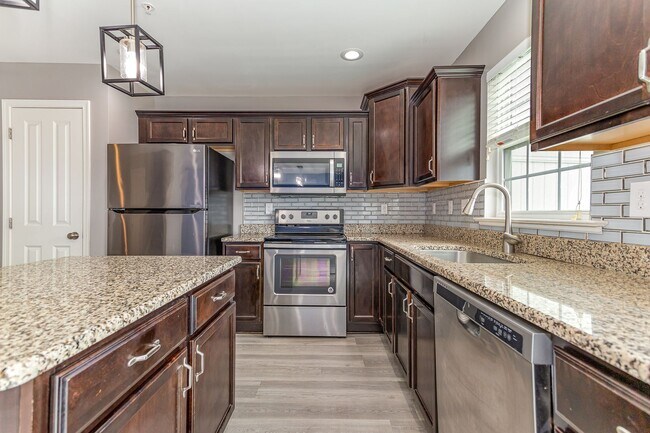 Building Photo - Welcome to this charming 3 bedroom, 2.5 ba...