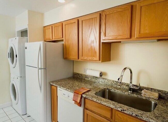 Building Photo - 160 Waterman St