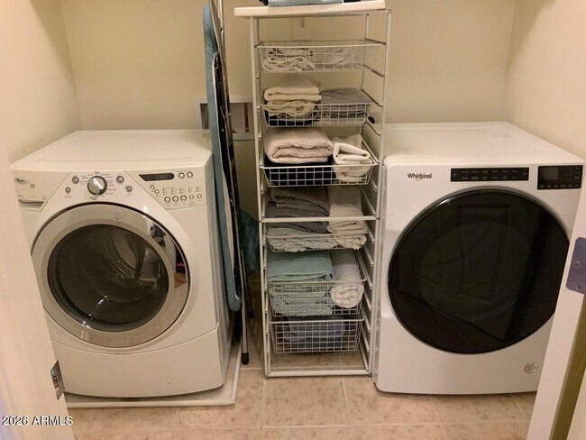 Building Photo - 2114 E Aire Libre Ave