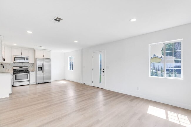 Building Photo - Fully Remodeled 4-Bed 2-Bath Home in Prime...