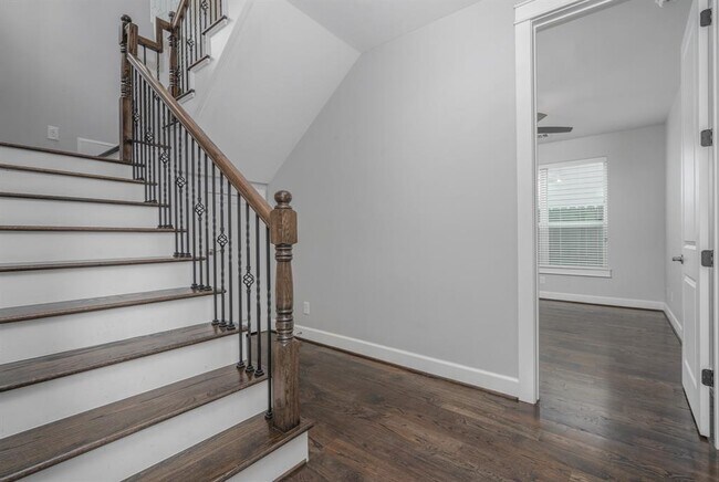 Building Photo - 312 W 28th St