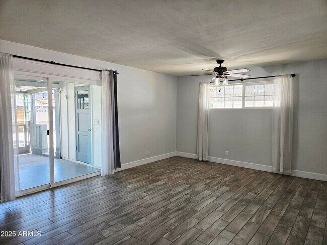 Building Photo - 3039 W Bloomfield Rd