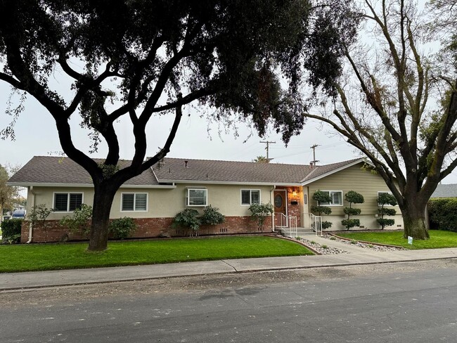 Building Photo - Conveniently located single story home!