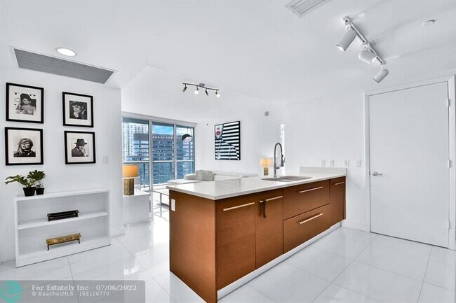 Building Photo - 475 Brickell Ave