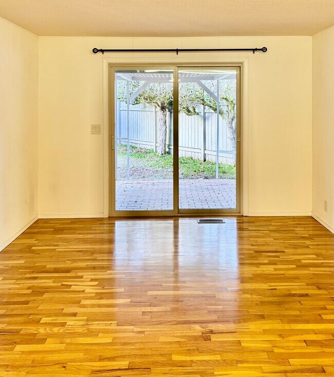 Building Photo - 3 Bed / 2.5 Bath Bellevue rambler $3,895/month