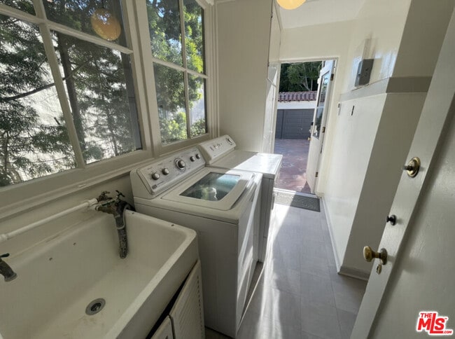 Building Photo - 147 S Poinsettia Pl