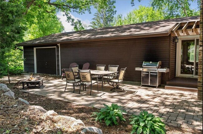 Building Photo - 3160 Walnut Grove Ln N