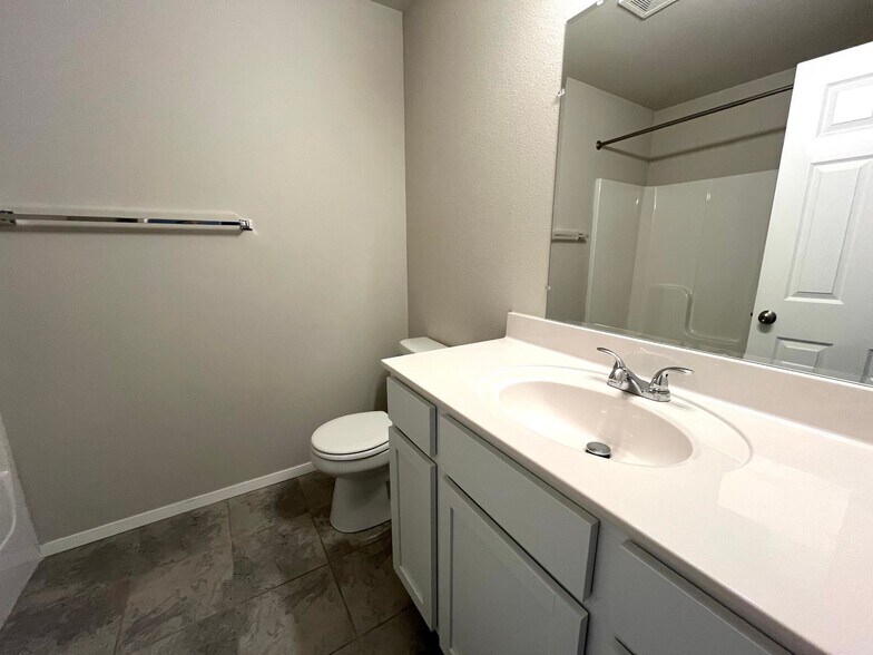 Building Photo - 1751 Forest Dr