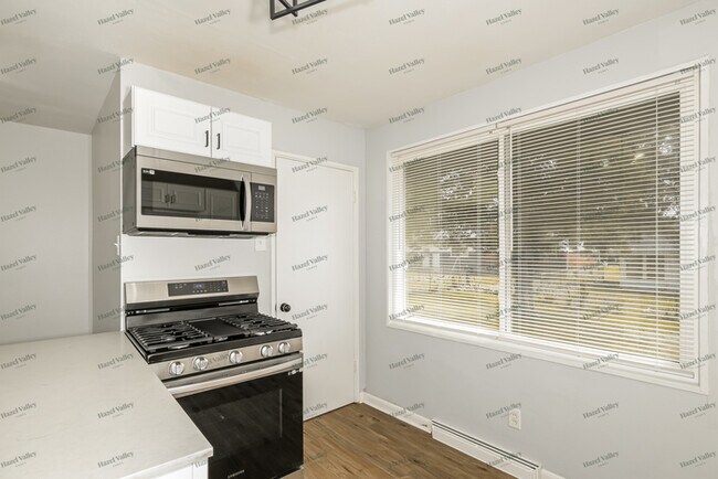 Building Photo - 2230 Hollis Dr