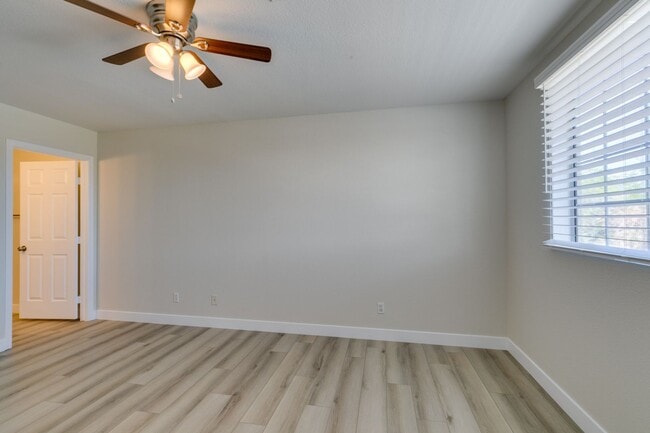 Building Photo - Modern 2-Bedroom Green Valley Townhome