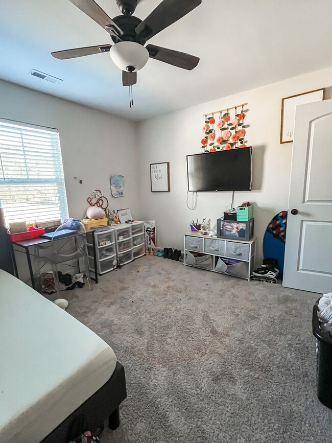 Building Photo - Gorgeous 3 Bed + Bonus in Hubert!!!!