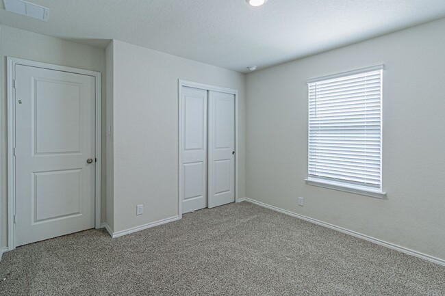 Building Photo - 4 bd/2 ba available NOW!! Wiseman/Talley F...