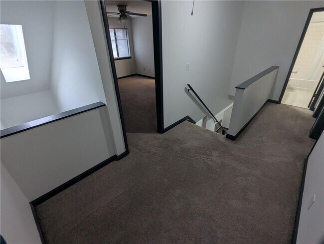 Building Photo - 232 Toweridge Dr SW