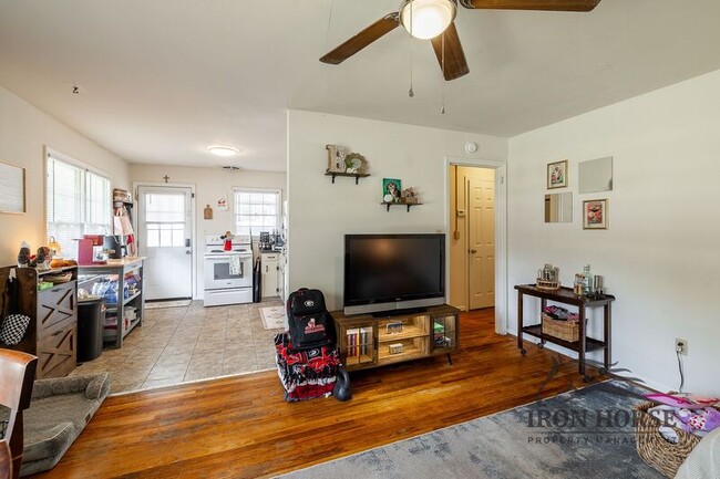 Building Photo - 2021 S Lumpkin St