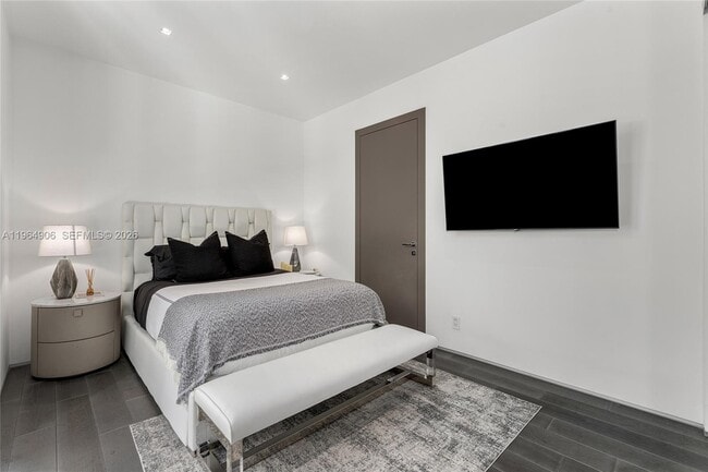 Building Photo - 528 Lakeview Ct