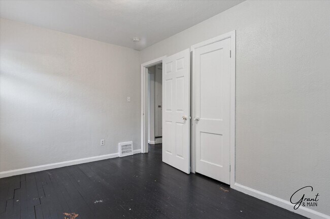 Building Photo - 3 bedroom bungalow - $1,200