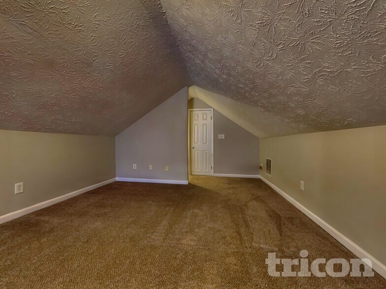 Building Photo - 3021 Tennyson Dr