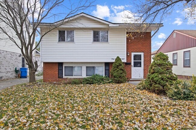 Building Photo - Hardwood Floors- Large Space - Garage