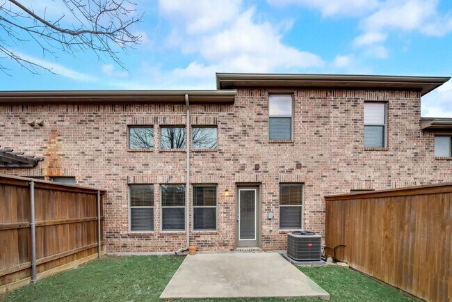 Building Photo - COMING SOON! CHARMMING 2 BEDROOM TOWNHOME ...