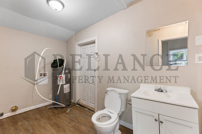 Building Photo - 1329 N Wellington Pl