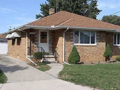 Building Photo - 329 Mont Royal Dr