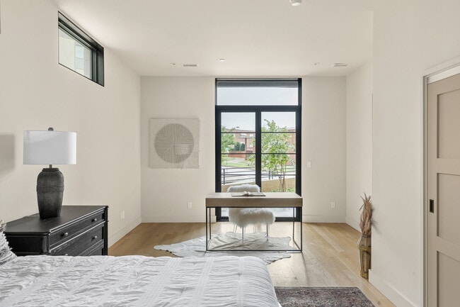 Building Photo - 1325 N Dewey Ave