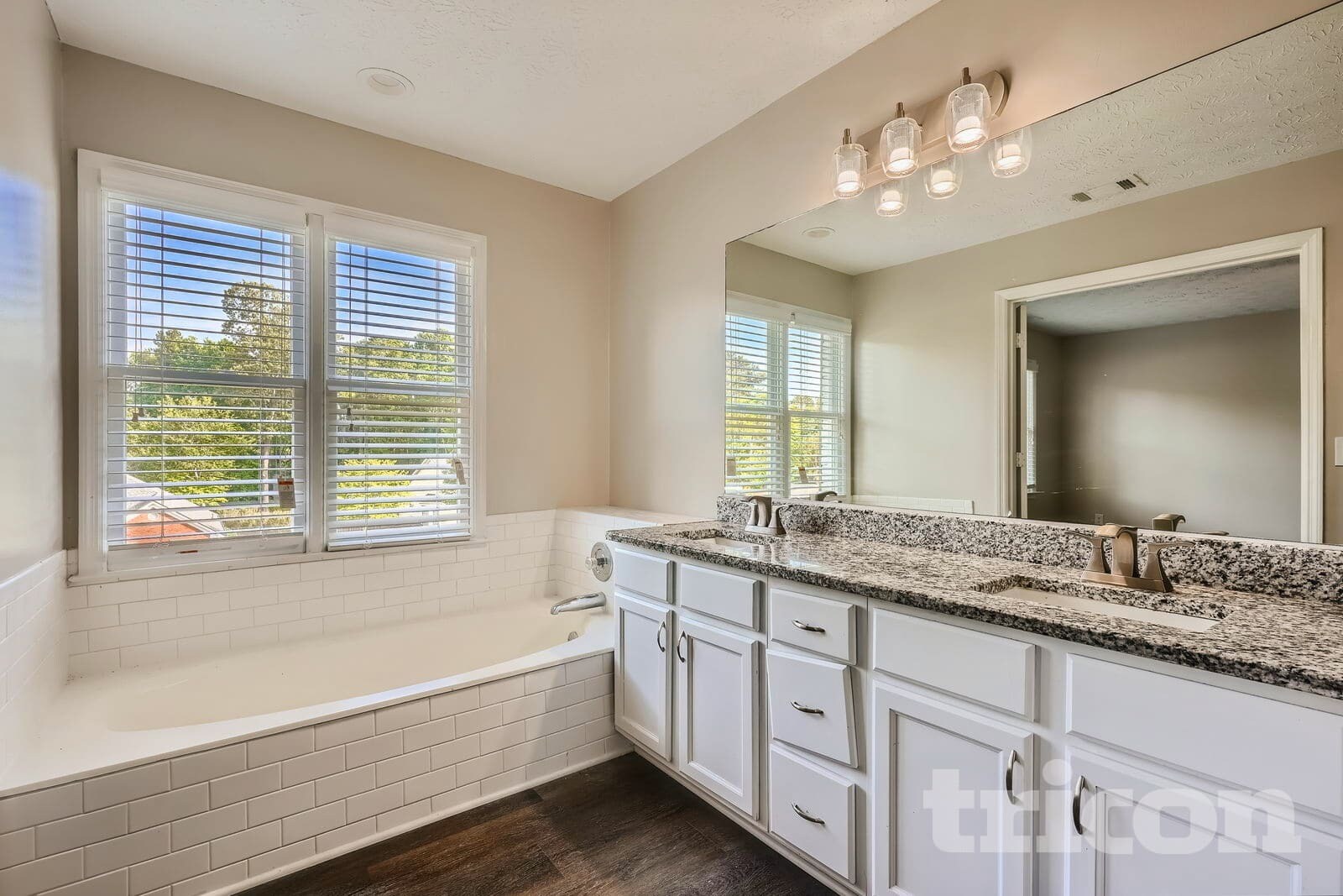 Building Photo - 985 Brookmont Dr S W