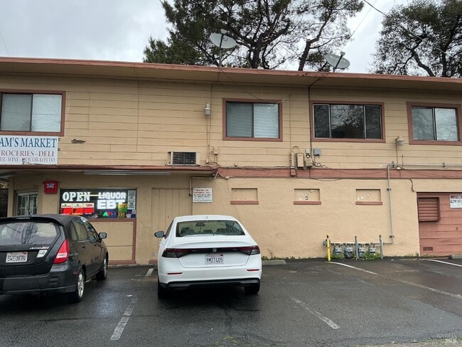 Building Photo - 212 S E St