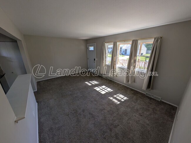 Building Photo - Updated Vermilion Ranch with Full Basement
