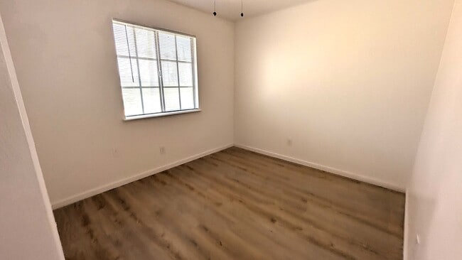 Building Photo - Sizeable 4 Bedroom 2 Bath Home on large co...