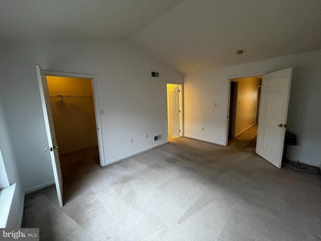 Building Photo - 106 Country Ln