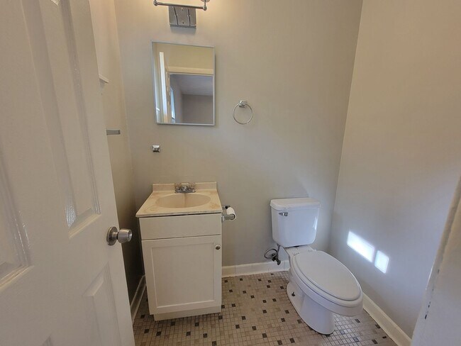 Building Photo - 225 Pecan Dr