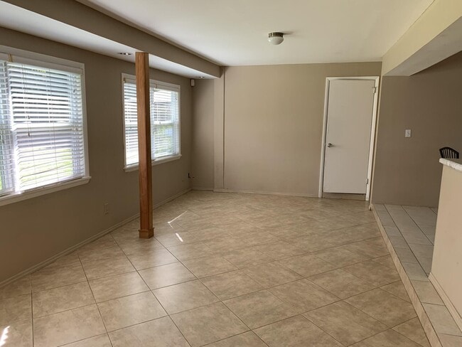 Building Photo - 273 NE Ardsley Dr